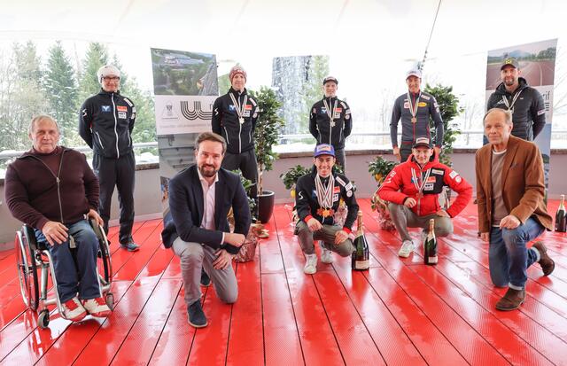 LR Stefan Schnöll ehrte Salzburgs Wintersport-Asse (v.l.): Walter Pfaller (Landessportbüro), Harald Diess (ÖSV-Trainer), Michael Hayböck, Stefan Kraft, Jan Hörl, Daniel Huber, Mario Seidl, ULSZ-Leiter Wolfgang Becker und Andreas Prommegger. | Foto: Land Salzburg / Franz Neumayr