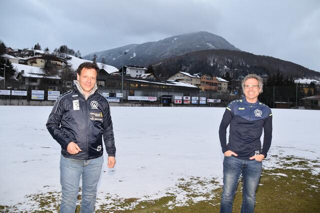 Sind sich bewusst, dass man "einen Grenzgang" wagt: Der stv. Obmann des FC Wipptal, LA Florian Riedl und Nachwuchsbetreuer Bertl Hilber (r.) am Steinacher Fußballplatz, auf dem dieser Tage wieder Leben einkehren soll. | Foto: Kainz