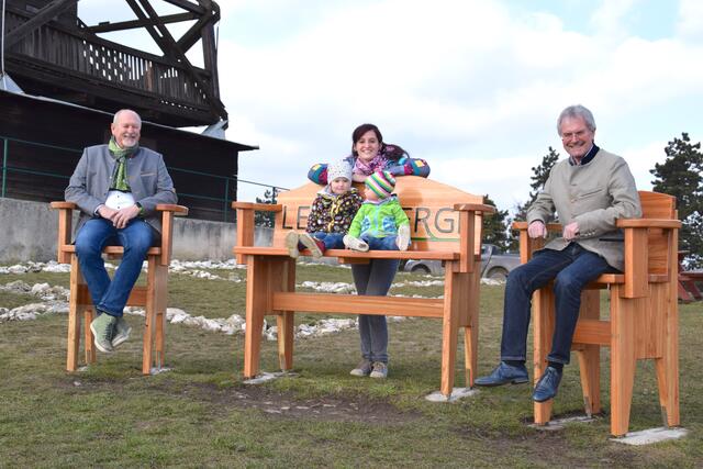 Gemütlich am Oberleiser Berg: Bürgermeister Horst Gangl, Lotta und Hannah samt Mama und Landtagspräsident Karl Wilfing. | Foto: Sandra Schütz