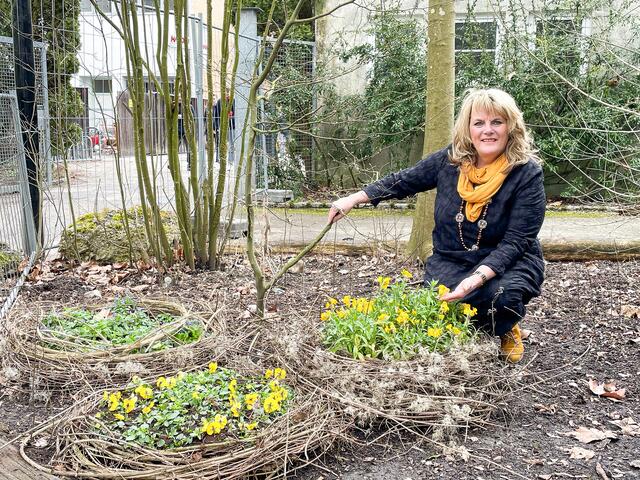 Vizebürgermeisterin Silvia Huber im frisch dekorierten Tiergartenareal. | Foto: Stadt Wels
