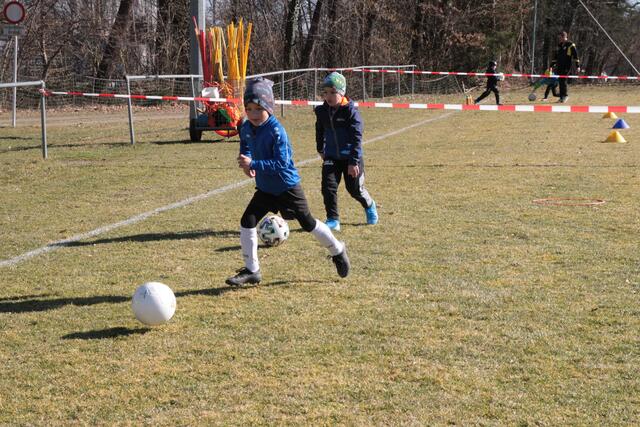 Zehn Jugendliche pro Gruppe und zwei Meter Abstand, wie hier in St. Stefan ob Stainz: Die Freude der Kinder am Sport trübt's kaum. | Foto: Langmann