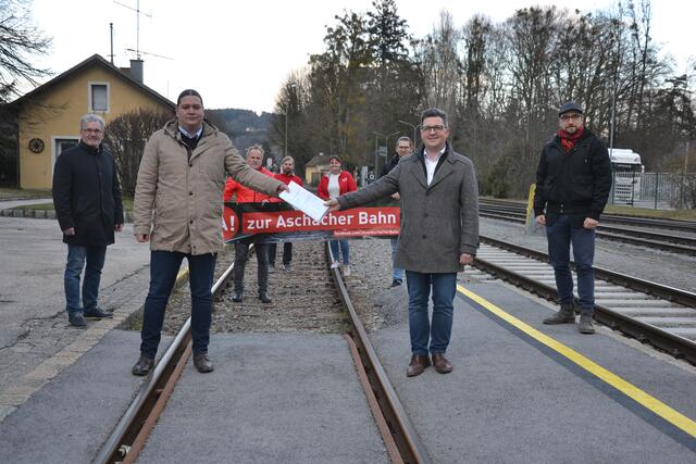 Übergabe der Unterschriftenliste – 1. Reihe: SP Bezirksparteivorsitzender Thomas Antlinger, SPÖ Klubobmann Michael Lindner
2. Reihe: Bgm. Wolfram Moshammer (Hartkirchen), Dietmar Groiss (Aschach)
3 Reihe: Vzbgm. Johann Humer (Hartkirchen), Michael Schrenk
4 Reihe: Michael Humer, Claudia Hinterberger | Foto: SPÖ