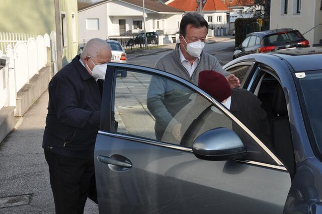 Josef Geissler, einer der Ehrenamtlichen Mitarbeiter der Nachbarschaftshilfe Plus, bringt Ehepaar Bayer Theresia und Franz zur Impfung ins BITZ Mattersburg. | Foto: Nachbarschaftshilfe Plus