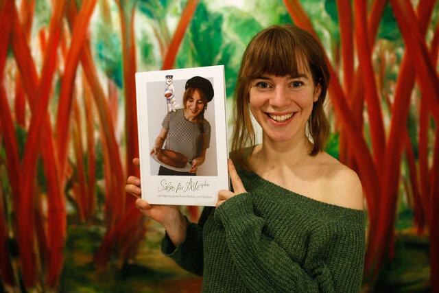 Franka Rothaug mit ihrem Backbuch "Süßes für Allergiker". | Foto: Allergiker Café/Jana Hofmann