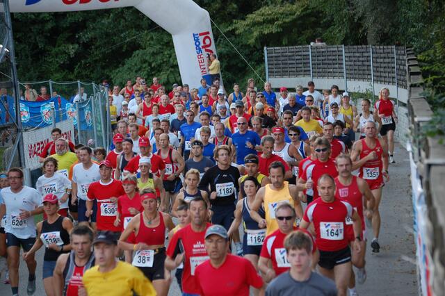 Aus Maßnahmen rund um die "Gesunde Gemeinde" ist auch "Thalheim läuft" entstanden – mit großer Resonanz wie hier 2006. | Foto: Waage
