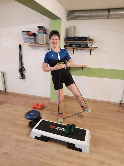 Monika Affengruber bei einer Online-Einheit für zu Hause. | Foto: Fitness Monika