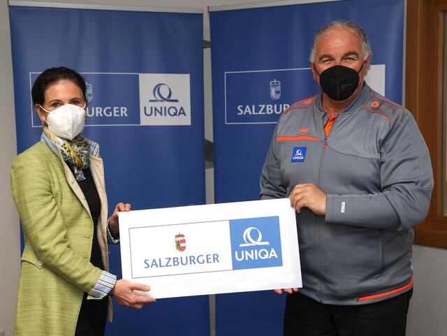 Die Zusammenarbeit wird fortgesetzt. Im Bild: Salzburger Uniqa Landesdirektorin Waltraud Rathgeb mit Bartl Gensbichler, Präsident des Salzburger Landes-Skiverbandes. | Foto: SLSV, Salzburger Uniqa