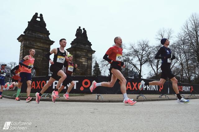 Florian Prüller (Nr. 426) war beim Dresden Invitational Marathon 2021 bis Kilometer 35 auf TSV Rekordkurs.  | Foto: Laufszene Sachsen