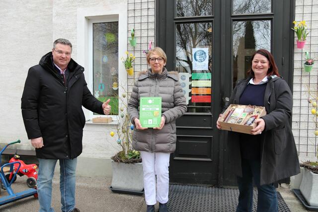 Bgm. Wolfgang Kocevar mit Köchin Ulrike Magdits und Kindergartenleiterin Barbara Ostermayer (v.l.). | Foto: C. Pusch