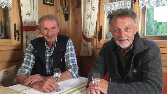 Gottlieb Jehle und Johannes Hangl am Tisch mit Schnaps. | Foto: ServusTV / Südkino Filmproduktion