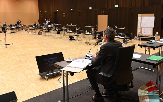 Bürgermeister Georg Willi verkündete das Ende der Koalitions vor 12 von 40 Gemeinderätinnen und Gemeinderäten. | Foto: zeitungsfoto.at
