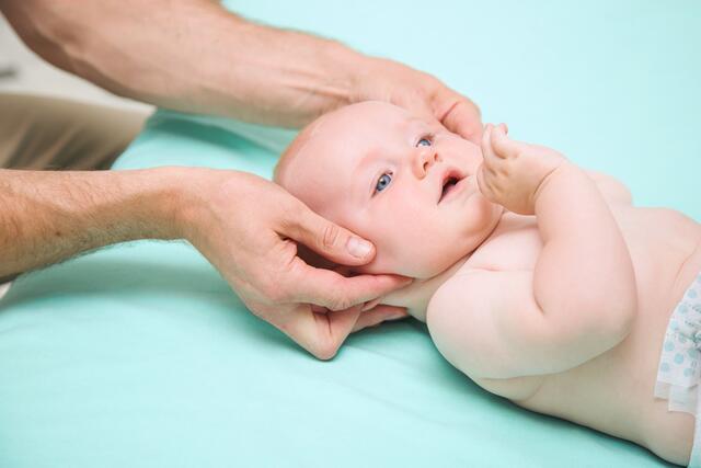 Osteopathie kommt auch bei Babys zum Einsatz.  | Foto: Foto: Mahony/Shutterstock.com
