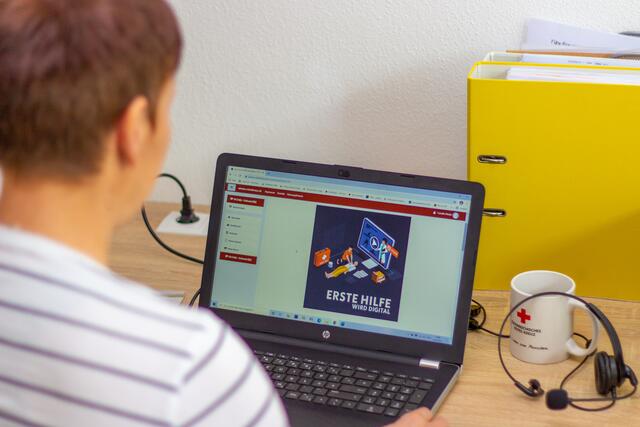 8 Stunden des Grundkurses können online von zu Hause oder vom Betrieb aus absolviert werden.