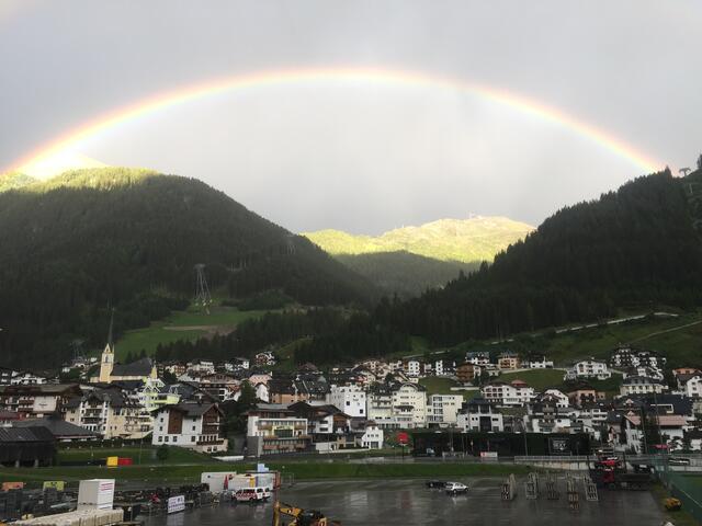 Regenbogen über Ischgl. | Foto: ServusTV / Südkino Filmproduktion