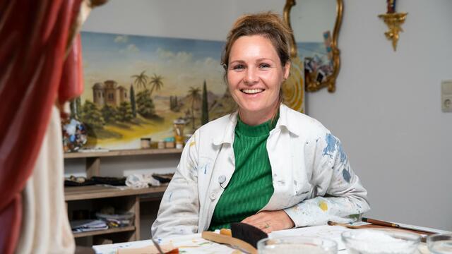 Vergolderin Jennifer Matzol. | Foto: ServusTV / Südkino Filmproduktion