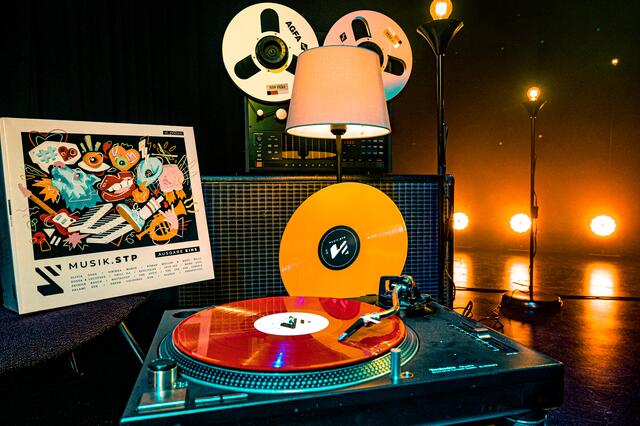 Der neue musik.stp Doppelvinyl Sampler in den Farben rot und gelb erscheint am 23. März 2021. | Foto: Arman Kalteis