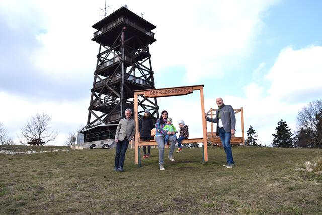 Landtagspräsident Karl Wilfing, Naturpark-Managerin Julia Friedlmayer und Bürgermeister Horst Gangl mit Lotta und Hannah samt Mama. | Foto: Sandra Schütz