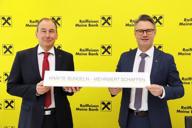 Wollen mittels "Power-Programm" samt Kompetenz- und Investitionsschub wettbewerbsfähig bleiben: RLB-Generaldirektor Martin Schaller (l.) und Marktvorstand Rainer Stelzer | Foto: RLB Steiermark/photoworkers/Peter Riedler 