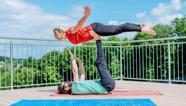 Freude an der Bewegung, Yoga und Meditation vermitteln Verena und Patrick Di Battista-Pock aus Gnas über die Plattform "Monkey&amp;Mind". | Foto: Flor Digital Artist