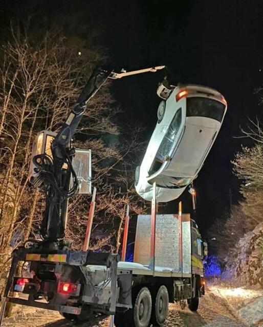 Fa. Rieder übernahm die Bergung des Unfallfahrzeugs. | Foto: V Oliver Kowald, FF Kleinzell