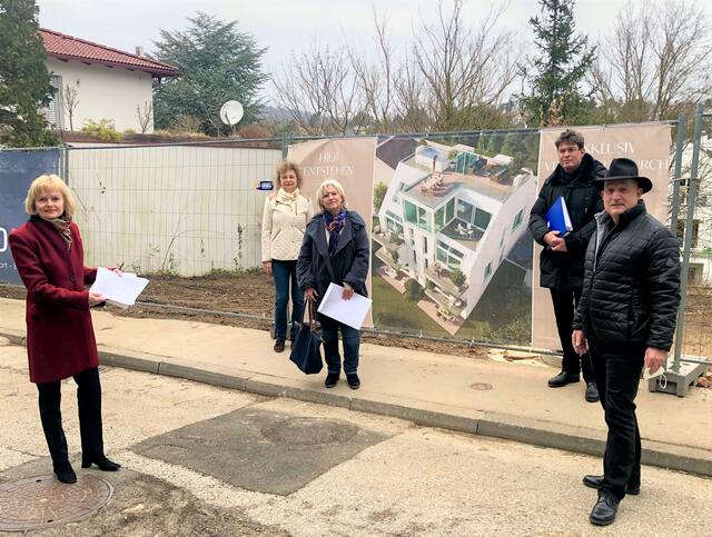 Renee Skarke, Ingrid Eidenberger und Alexander Krissmanek (Mitte hinten) übergeben die Unterschriften an Bezirksvorsteherin Silke Kobald (l.) und Ihren Stellvertreter Christian Gerzabek (r.). | Foto: BV Hietzing