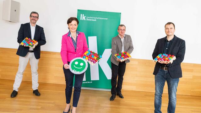 Vom Bauernhof bis zum Ladentisch haben die heimischen Bauern die Herkunftskennzeichnung bei Eiern vorbildlich umgesetzt, bei der Weiterverarbeitung von Nudeln & Co bricht diese Kennzeichnungs-Kette abrupt ab. Vizepräsidentin Maria Pein: Diese große Kennzeichnungslücke ist zu schließen! Im Bild rechts: Positiv-Beispiel – Patrick Stangl stellt für Handelsketten vorbildlich Nudeln und Knödeln mit heimischen Eiern her.
| Foto: LK-Stmk/Alexander Danner