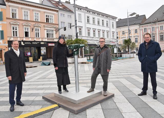 Landtagsabgeordneter Martin Michalitsch und Bürgermeister Matthias Stadler eröffneten die Kunstinstallation von Verena Tscherner und Joerg Auzinger im einem ersten Blick aufs Rathaus durch das Aussichtfernrohr. | Foto: Josef Vorlaufer