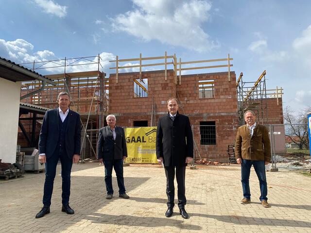 Baustellenbesuch: Landtagsabgeordneter Ewald Schnecker, Vizebürgermeister Georg Pataki, Landesrat Leo Schneemann und Bürgermeister Edi Zach (v.l.). | Foto: LMS