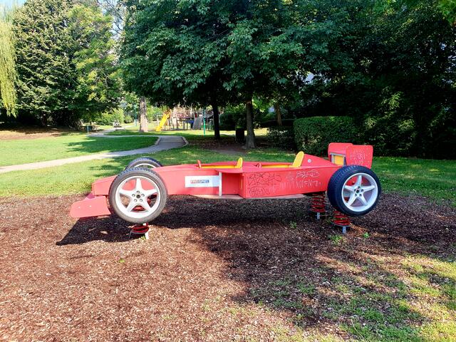 Der rote Ferrari im Alfred-Grünwald-Park.