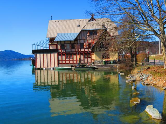 Wörthersee, links im Hintergrund der Pyramidenkogel.