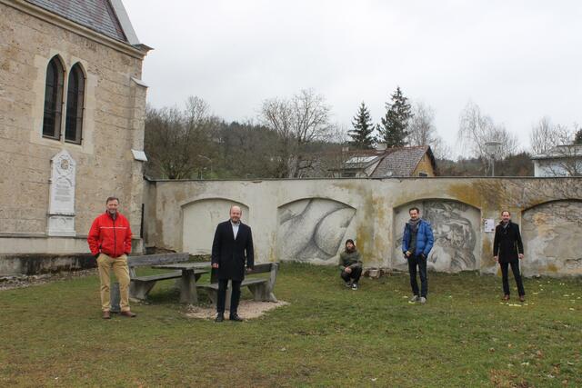 Johann Huber, Bürgermeister Franz Aigner, Philipp Netolitzky von ionart, Joseph Hofmarcher und Vizebürgermeister Martin Luger. | Foto: Stadtgemeinde Scheibbs