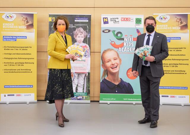 Familien-Landesrätin Christiane Teschl-Hofmeister und WKNÖ-Präsident Wolfgang Ecker freuen sich über vier Wochen planbare Ferienbetreuung mit NÖ Kinder Business Week und WIFI Kids Academy. | Foto: NLK Pfeiffer