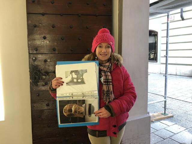 Sabine Rath, Fremdenführerin in der Stadt Salzburg, erzählt uns einiges über die dunkle Vergangenheit des Rathauses.
