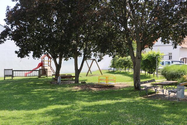 Ein schattiges Plätzchen im Sommer - der Spielplatz in Neckenmarkt am Siebenbrückenplatz.  | Foto: Marktgemeinde Neckenmarkt