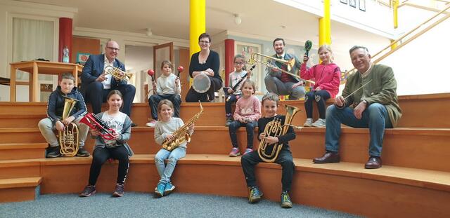Musizieren mit Klasse: Volksschüler und Alfred Ornig, Nina Prelec-Praßl, Michael Laller und Bürgermeister Karl Lautner (v.l.). 