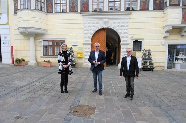 Magistratsdirektorin Gerda Török, Bürgermeister Thomas Steiner und der Vorsitzende des Personalvertretung Gerald Werschlein (v.l.) | Foto: Stadt Eisenstadt