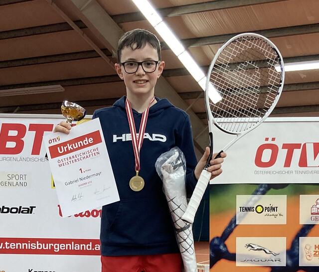 Gabriel Niedermayr (U-12) ist Tennis-Staatsmeister im Einzel und im Doppel. | Foto: Niedermayr