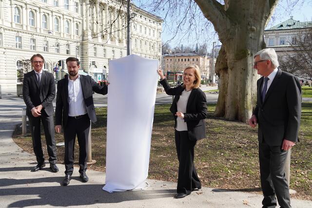 Salzburg AG-Vorstand Leonhard Schitter, Landesrat Stefan Schnöll, Bundesministerin Leonore Gewessler und Bgm. Harald Preuner (v.l.)