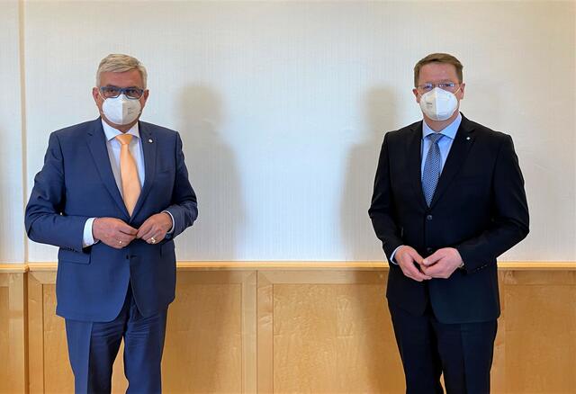 Manfred Hofinger (r.) mit Gemeindebundpräsident Alfred Riedl.
