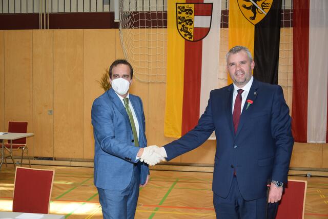 Bezirkshauptmann Georg Fejan bei der Angelobung von Bürgermeister Hannes Primus.