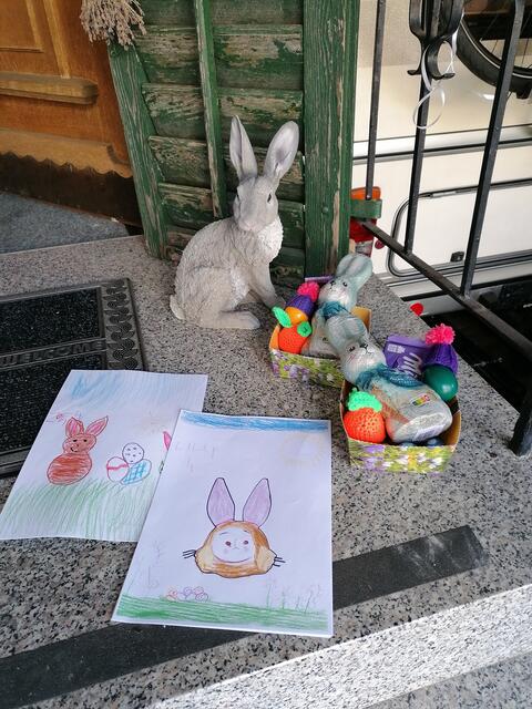 Liebevolle Zeichnungen werden den Senioren ein Lächeln ins Gesicht zaubern. Bis Karsamstag sammelt Conny Strobl alle Geschenke, dort bringt sie die "Nestln" dann ins Heim. | Foto: Conny Strobl