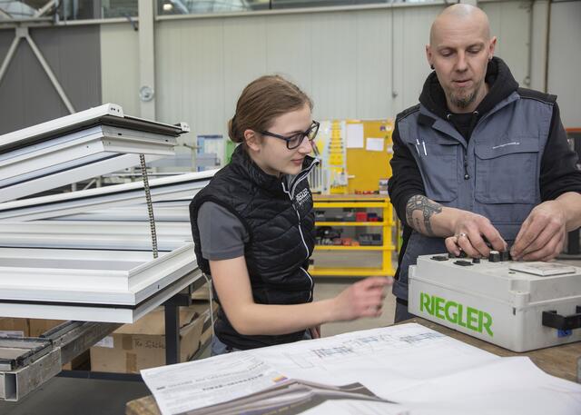 In den Teams von Riegler Metallbau geben Ältere ihr Wissen an Jüngere weiter und lernen umgekehrt auch von ihnen.

 | Foto:  Riegler Metallbau 