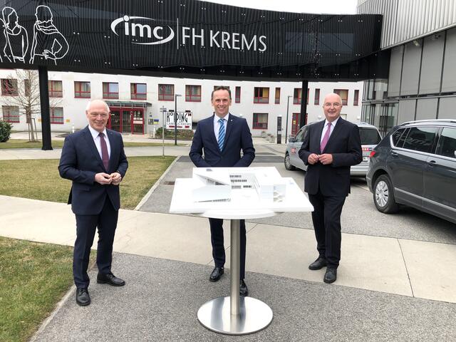 ecoplus Geschäftsführer Helmut Miernicki, Wirtschaftslandesrat Jochen Danninger und Karl Ennsfellner, Geschäftsführer der IMC FH Krems
 | Foto: Doris Necker
