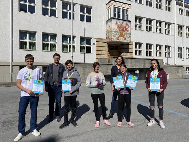Das neu aufgestellte FLL-Team „first SAP friends“ zieht ins Europafinale ein: Maximilian Stachowitz, Coach Michael Ladner, Jakob Huber, Hannah Hofer, Coach Veronika Weiskopf-Prantner, Hannah Mark, Martina Wachter (v.li.). Nicht im Bild Maximilian Reisenbauer | Foto: Michael Ladner, MS Clemens Holzmeister