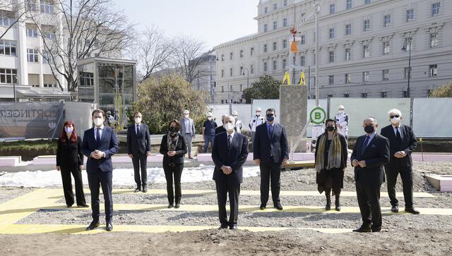 Bei der Einsetzung des ersten Steines anwesend waren unter anderem Hannah Lessing vom Nationalfonds, Walther Lichem, der Präsident der Israelischen Kultusgemeinde Oskar Deutsch, Kulturstadträtin Veronika Kaup-Hasler sowie Bundeskanzler Sebastian Kurz, Nationalratspräsident Wolfgang Sobotka und Kanzleramtsministerin Karoline Edtstadler. | Foto: BKA