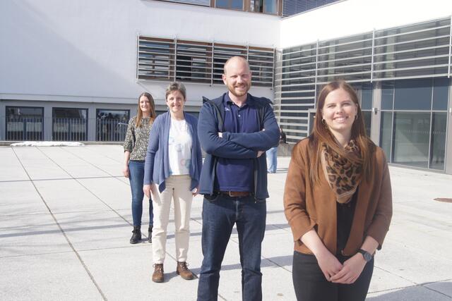 (von rechts) Sarah Sommerer, Johannes Schindlegger, Sabine Aschauer-Smolik und Sandra Eder bilden das Team des Freien Radios Pinzgau.   Foto: Robert Kalss