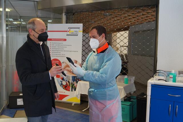 Christian Strigl (li) probierte das neue Tool gleich selbst bei einem Coronatest bei der Tirol Ambulanz aus.