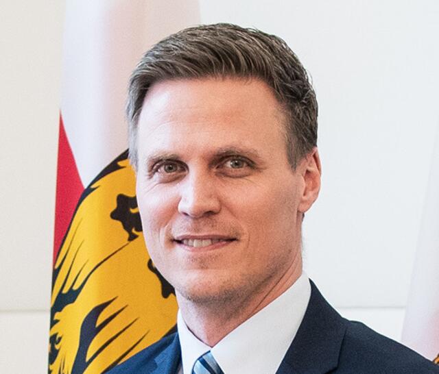 Bezirkshauptmann Johannes Beer informiert. | Foto: Land OÖ/Max Mayrhofer