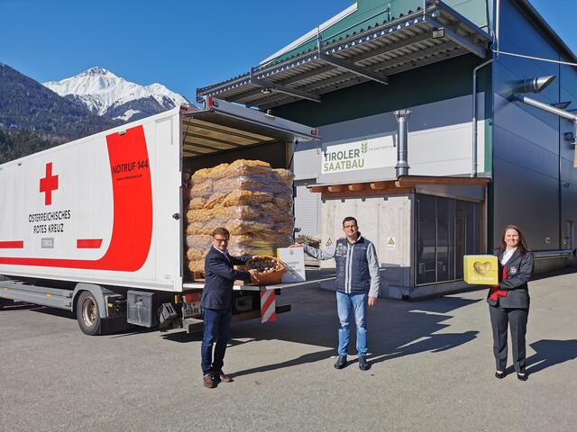 Gemeinsam Lebensmittel retten durch Vernetzung: Dr. Alfred Egger, GF ATM, Ing. Reinhard Egger, GF Tiroler Saatbaugenossenschaft, und Mag.a Doris Olumba, Bereichsleiterin des Roten Kreuzes Tirol, bei der Übergabe von 2 Tonnen Kartoffeln an die Team Österreich Tafeln Tirol (v.l.n.r). | Foto: ATM