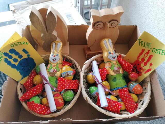 Tolle Holzbasteleien, gebastelte Karten und Süßigkeiten stehen täglich vor der Tür von Conny Strobl. | Foto: Conny Strobl